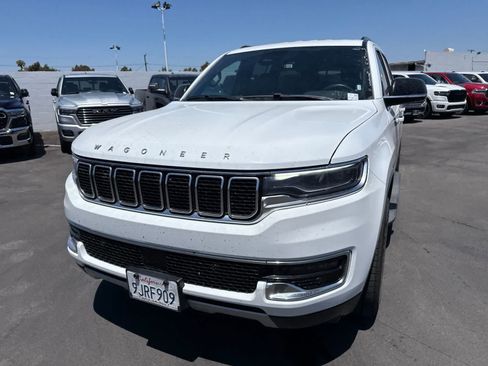 Used 2024 Jeep Wagoneer L Series II w/ Flexible Seating Group AWD/4WD image 2