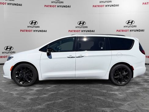 Used 2025 Chrysler Pacifica Limited FWD image 6