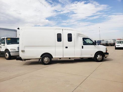 Used 2010 Chevrolet Express 3500 Extended RWD image 6