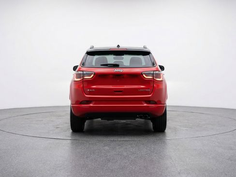 Used 2025 Jeep Compass Trailhawk image 7