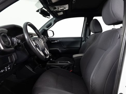 Used 2017 Toyota Tacoma TRD Off-Road w/ Premium & Technology Package AWD/4WD image 15