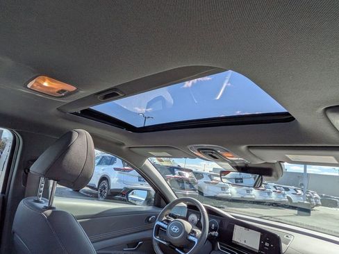 Used 2025 Hyundai Elantra SEL image 25