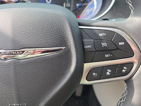 Used 2022 Chrysler Pacifica Touring-L FWD image 15