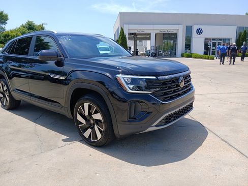 Used 2025 Volkswagen Atlas Cross Sport SE w/ Panoramic Sunroof Package FWD image 15