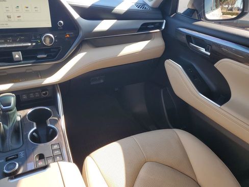 Used 2023 Toyota Highlander Limited image 23