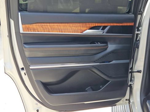 Used 2022 Jeep Grand Wagoneer Series III AWD/4WD image 15
