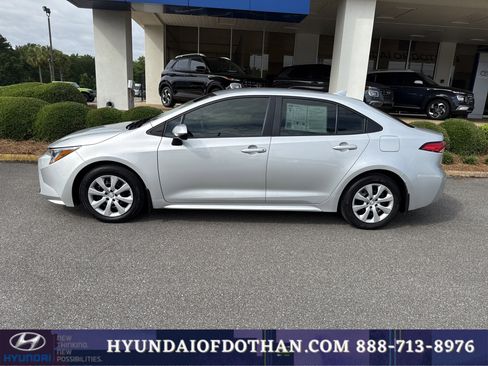 Used 2025 Toyota Corolla LE FWD image 2