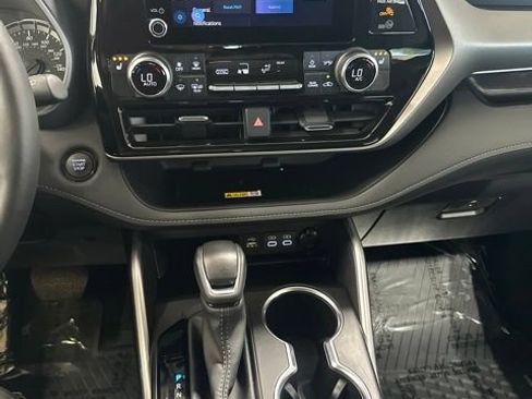Used 2024 Toyota Highlander XLE AWD/4WD image 26