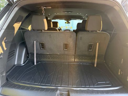 Used 2023 Chevrolet Traverse LT FWD image 35