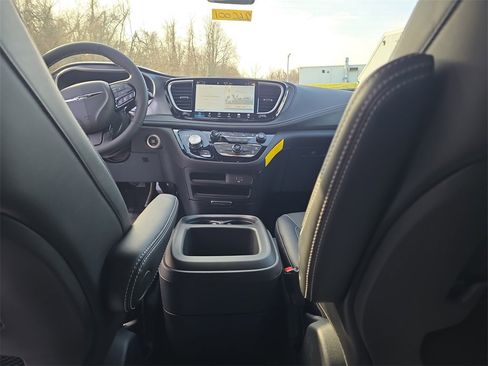 New 2026 Chrysler Pacifica Select w/ S Appearance Package image 27