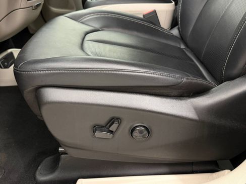 Used 2024 Chrysler Pacifica Touring-L FWD image 13