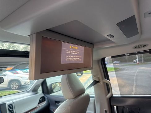 Used 2017 Toyota Sienna Limited Premium image 12