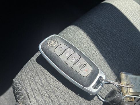 Used 2025 Nissan Rogue SV FWD image 21
