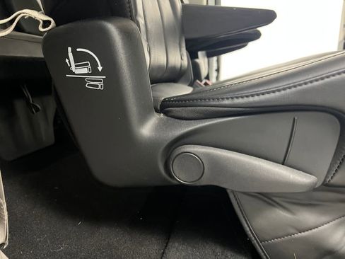 Used 2024 Chrysler Pacifica Touring-L image 22