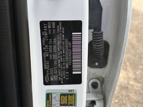 Used 2025 Hyundai Elantra SEL FWD image 29