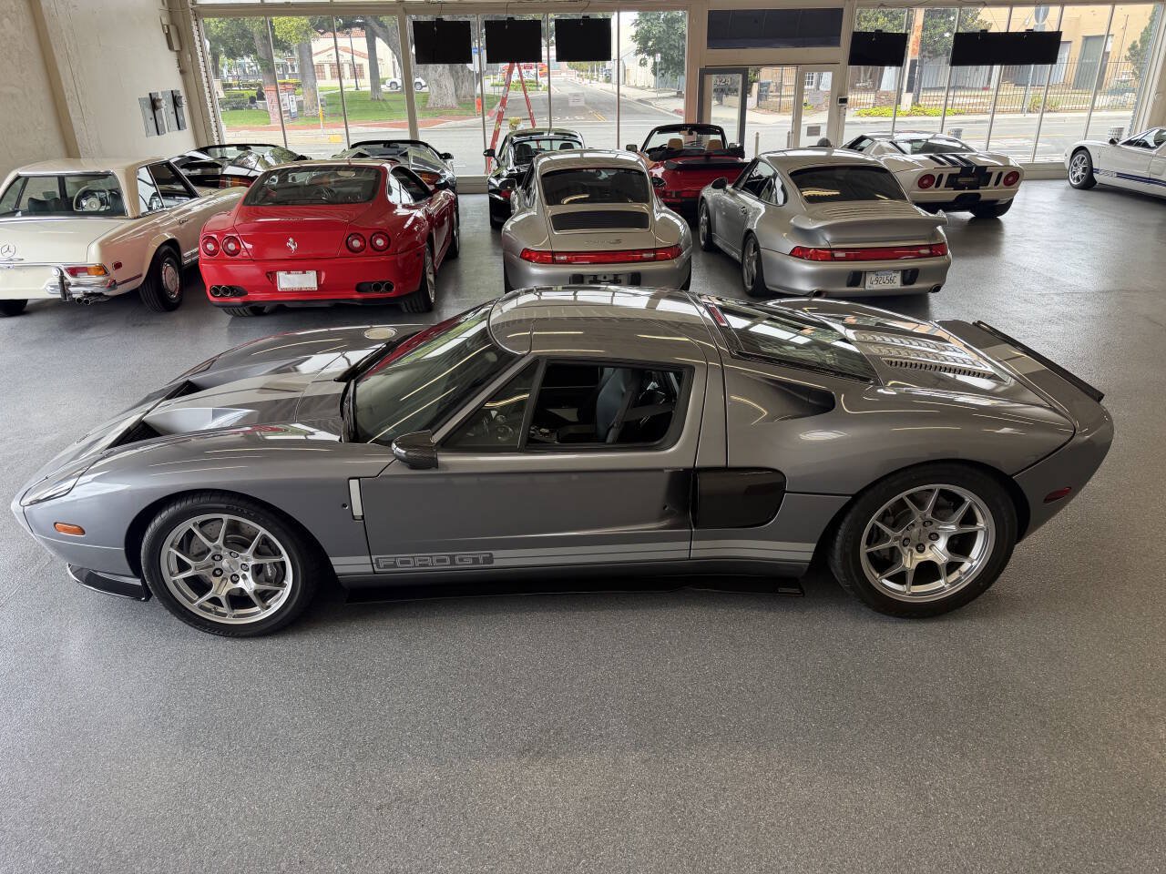 Used 2006 Ford GT RWD image 16