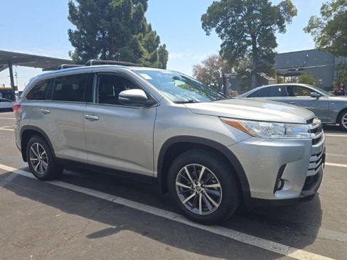 Used 2019 Toyota Highlander XLE AWD/4WD image 2