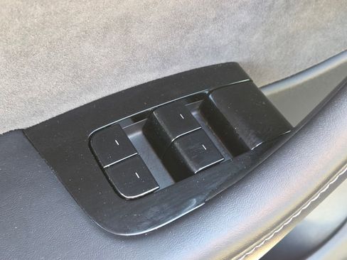 Used 2021 Tesla Model Y Long Range AWD/4WD image 28