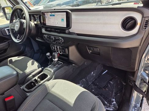 Used 2024 Jeep Gladiator Sport AWD/4WD image 16