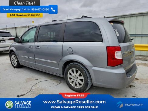Used 2016 Chrysler Town & Country Touring image 3
