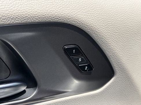 Used 2023 Chrysler Pacifica Touring-L FWD image 24
