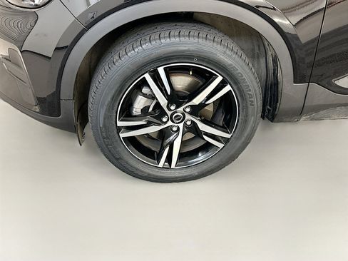 Used 2025 Volvo XC40 B5 Core image 11