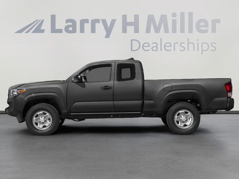 Used 2017 Toyota Tacoma SR image 3