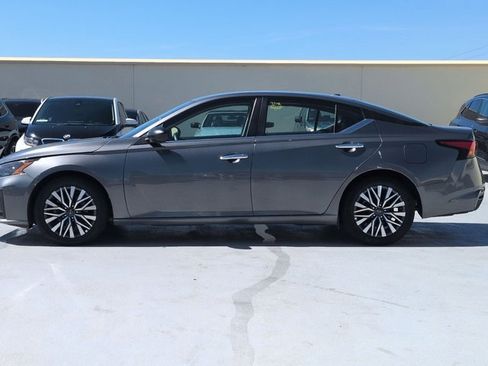 Used 2025 Nissan Altima 2.5 SV image 8