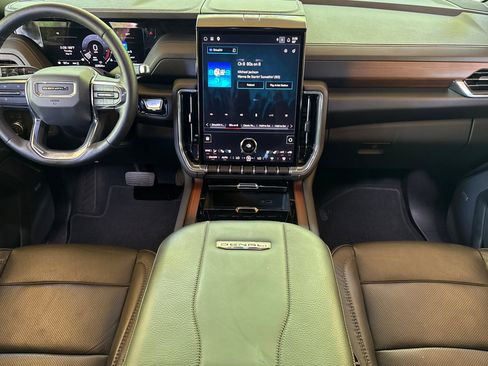Used 2025 GMC Yukon XL Denali AWD/4WD image 17