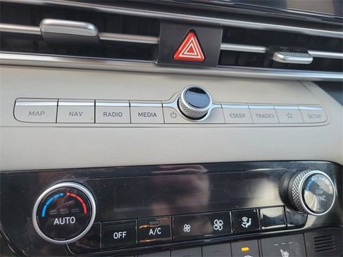 Used 2025 Hyundai Elantra Limited image 19