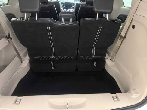 Used 2022 Chrysler Pacifica Touring-L FWD image 23