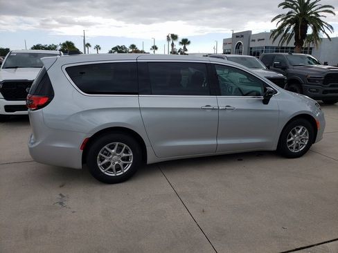 New 2026 Chrysler Pacifica Select image 6