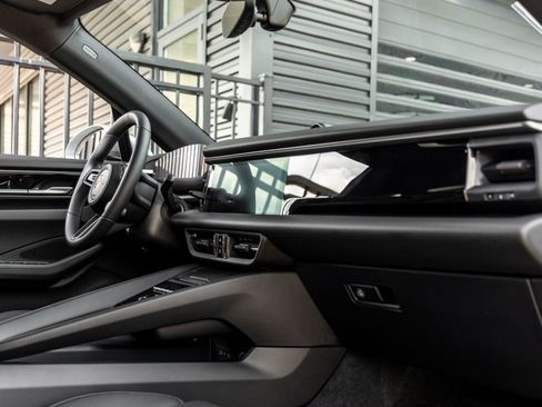 Certified 2025 Porsche Macan Electric image 43