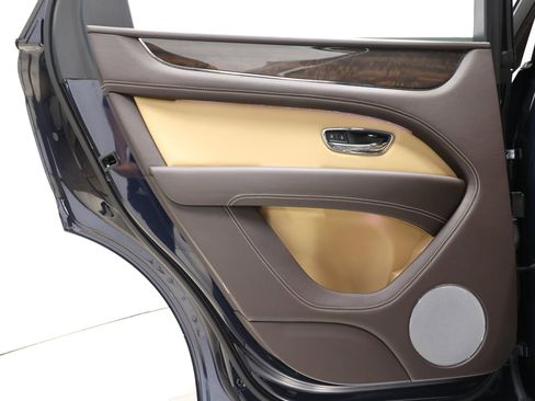 Used 2021 Bentley Bentayga image 50