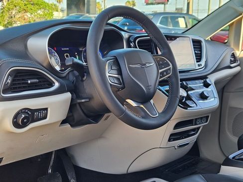 Used 2023 Chrysler Pacifica Touring-L w/ Uconnect Theater Family Group AWD/4WD image 10