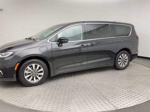 Used 2024 Chrysler Pacifica Limited FWD image 6