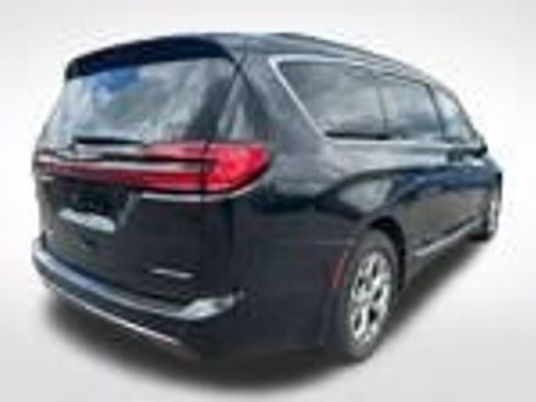 Used 2023 Chrysler Pacifica Limited image 6