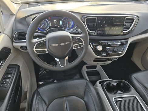 Used 2022 Chrysler Pacifica Touring-L image 23