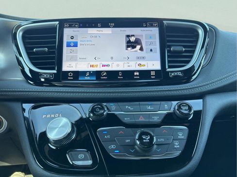 New 2026 Chrysler Pacifica Select image 15