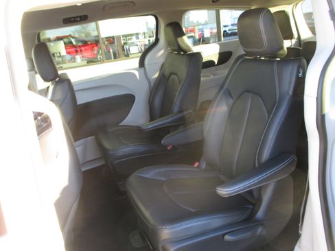 Used 2022 Chrysler Pacifica Touring-L image 11