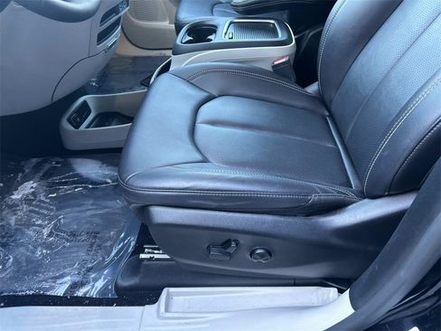 Used 2024 Chrysler Pacifica Touring-L image 22