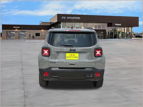 Used 2023 Jeep Renegade Latitude AWD/4WD image 10
