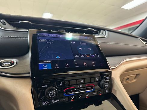 New 2025 Jeep Grand Cherokee Limited w/ Black Appearance Package image 22