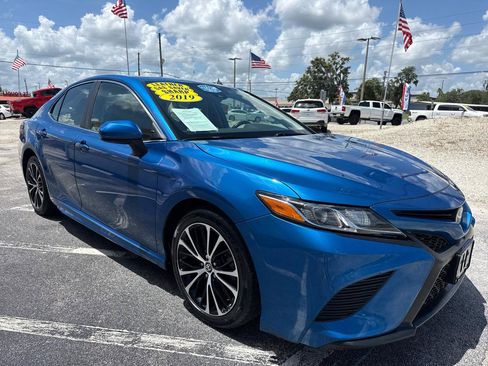 Used 2019 Toyota Camry SE FWD image 7