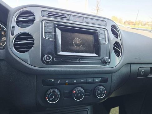 Used 2016 Volkswagen Tiguan S image 8