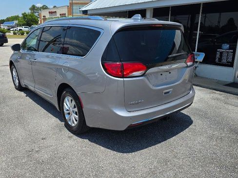 Used 2018 Chrysler Pacifica Touring-L Plus FWD image 5