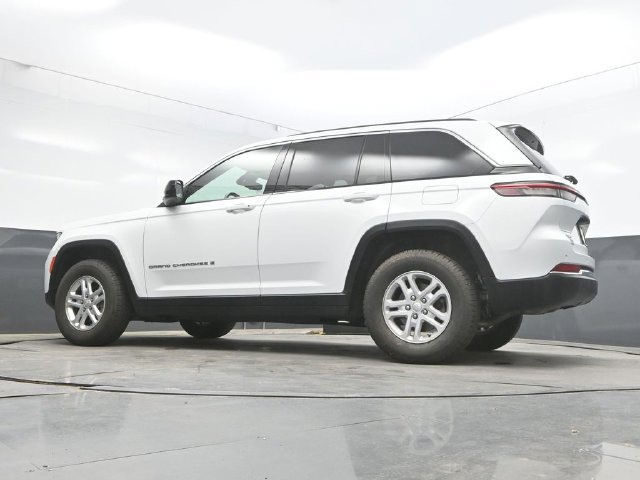 Used 2022 Jeep Grand Cherokee Laredo w/ Luxury Tech Group I AWD/4WD image 43