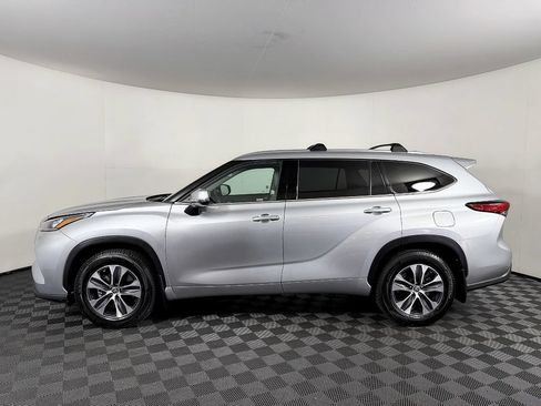 Used 2020 Toyota Highlander XLE AWD/4WD image 19