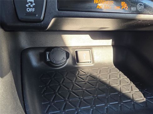 Used 2021 Toyota RAV4 LE AWD/4WD image 8