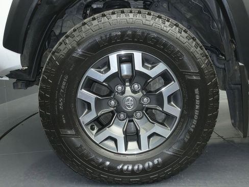 Used 2023 Toyota Tacoma TRD Off-Road w/ Technology Package AWD/4WD image 17